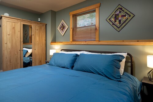 Modern Cabin w/ Hot Tub-Minutes to Lakes & Skiing