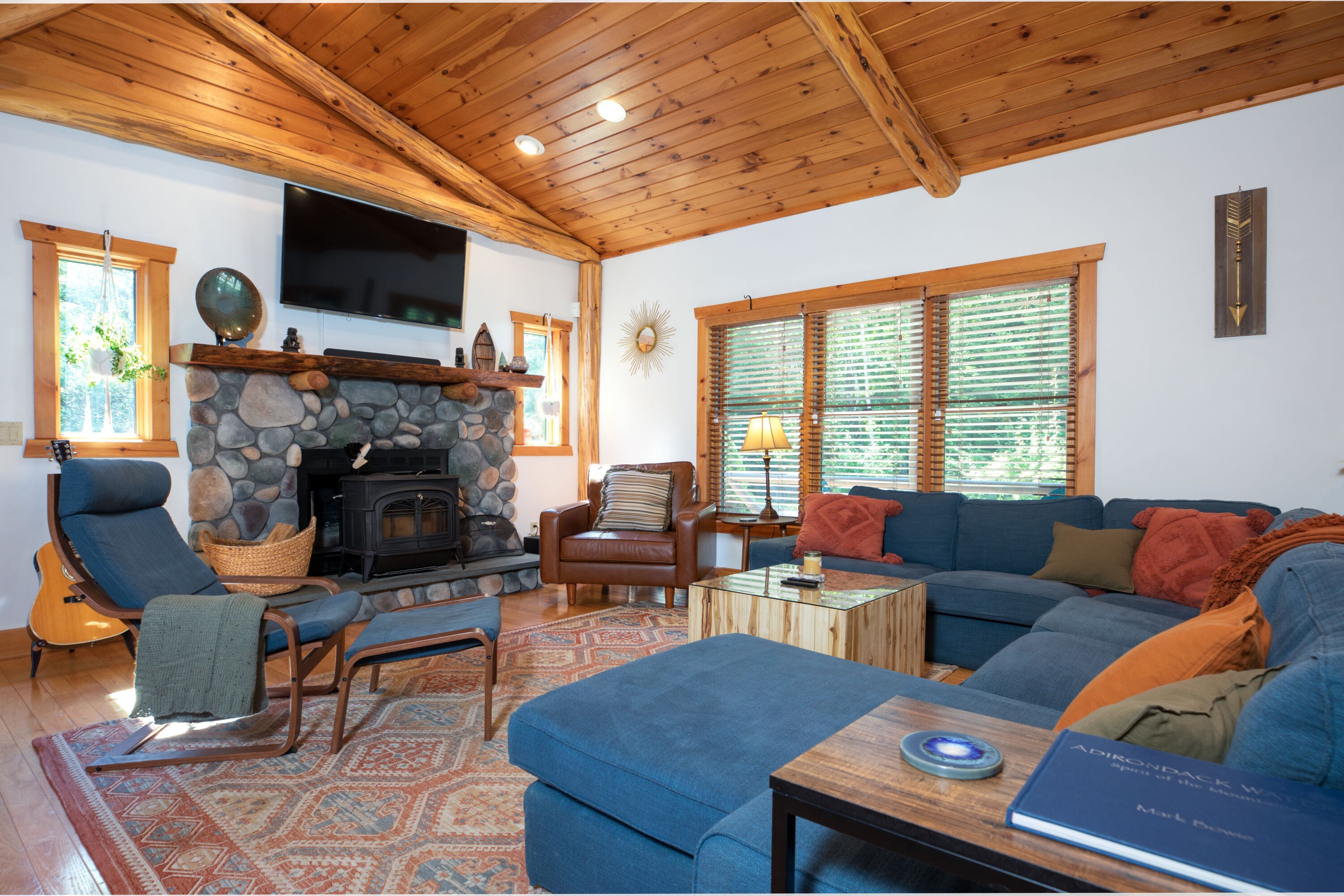 Smart TV, chimenea, futbolito y libros 