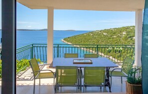 Outdoor dining - 3 bedroom cozy apartment in Vinisce (Vinisce)