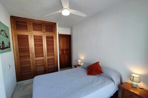 1 chambre, fer et planche à repasser, lit de bébé portatif