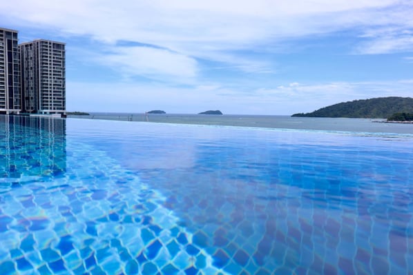 Outdoor pool - Homesuite' Home at Jesselton Quay (Kota Kinabalu)
