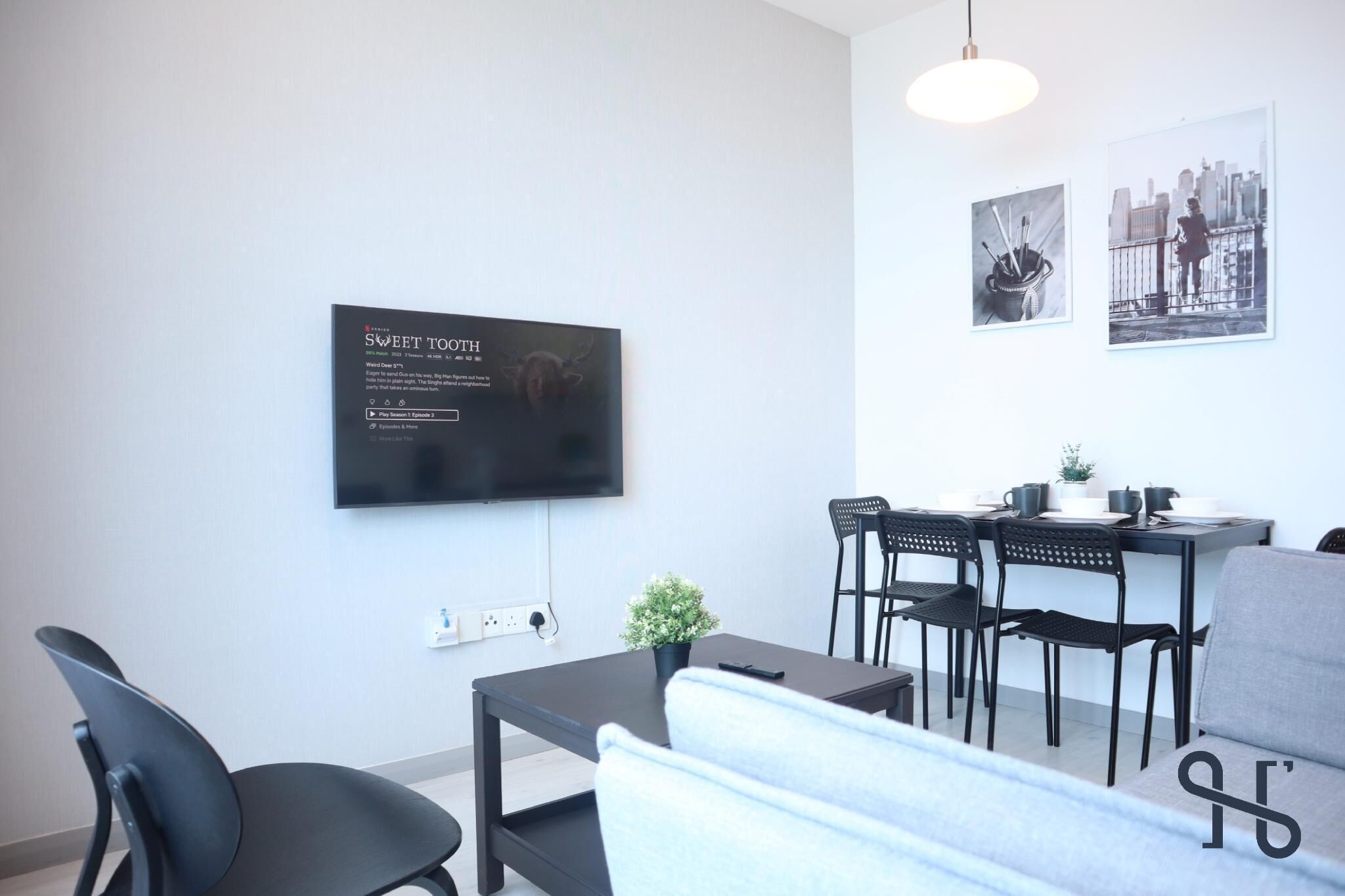Perhehuoneisto | Oleskelualue | 35–tuumainen LED-televisio, jossa digitaalikanavat