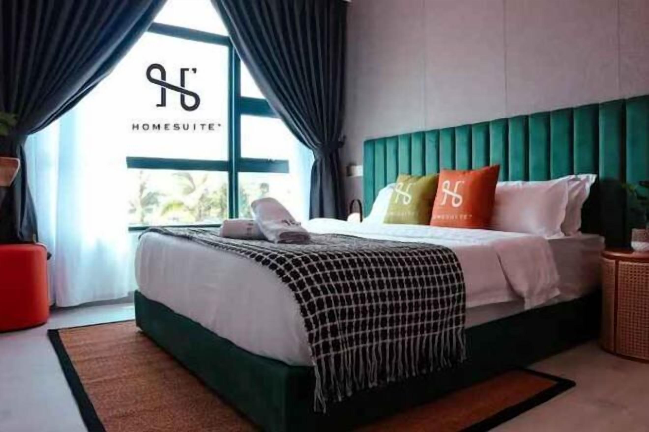 特色装修、特色家居、办公桌、笔记本电脑工作区