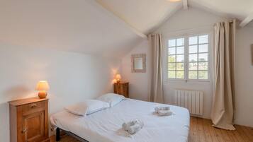 3 chambres, bureau, fer et planche Ă repasser, draps fournis