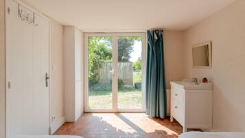 3 chambres, bureau, fer et planche Ă repasser, draps fournis