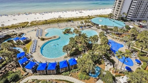 Un complexe hôtelier doté d’une grande piscine, d’un accès à la plage et d’un bâtiment principal.