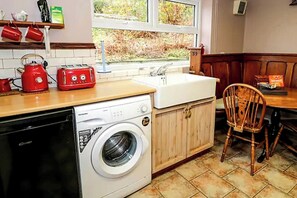 冰箱、微波炉、烤箱、炉灶