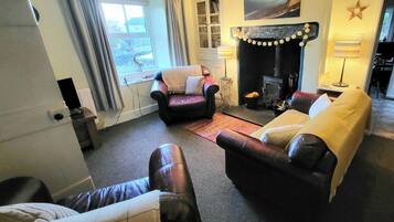 TV, fireplace, stereo