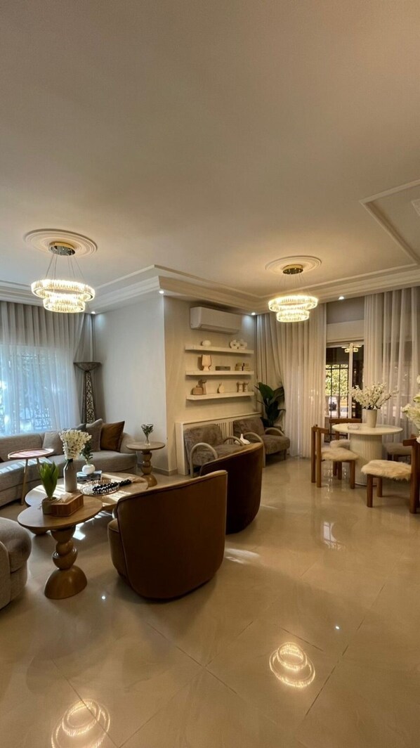 Smart TV - Sleeps 8 people! Apartment 5 minutes to Abdoun w balcony a in Dair Ghbar! (Amman)