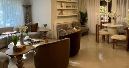 Sleeps 8 people! Apartment 5 minutes to Abdoun w balcony a in Dair Ghbar!