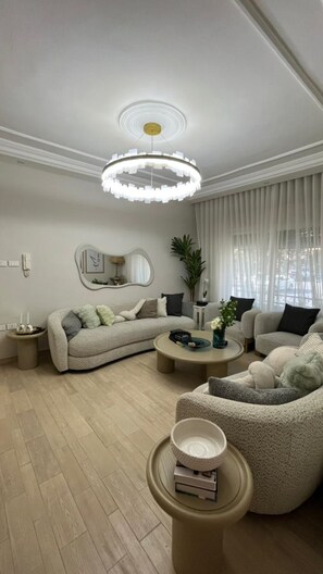 Smart TV - Sleeps 8 people! Apartment 5 minutes to Abdoun w balcony a in Dair Ghbar! (Amman)