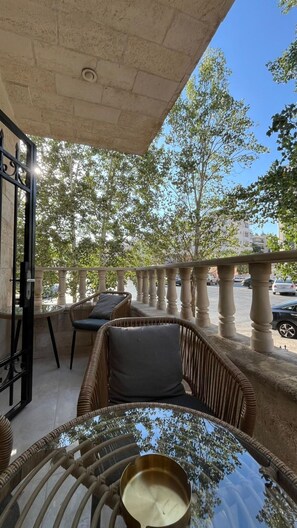 Terrace/patio - Sleeps 8 people! Apartment 5 minutes to Abdoun w balcony a in Dair Ghbar! (Amman)