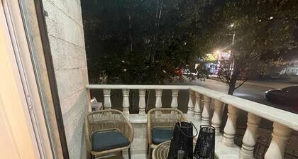 Sleeps 8 people! Apartment 5 minutes to Abdoun w balcony a in Dair Ghbar!