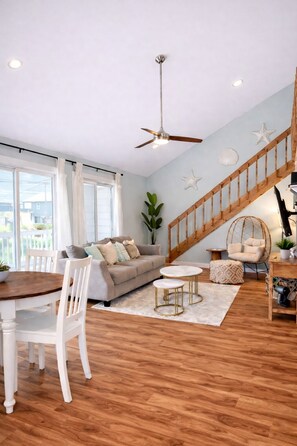 Smart TV, books - Poppy's Place Beach House (Surf City)