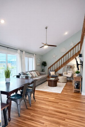 Smart TV, books - Poppy's Place Beach House (Surf City)