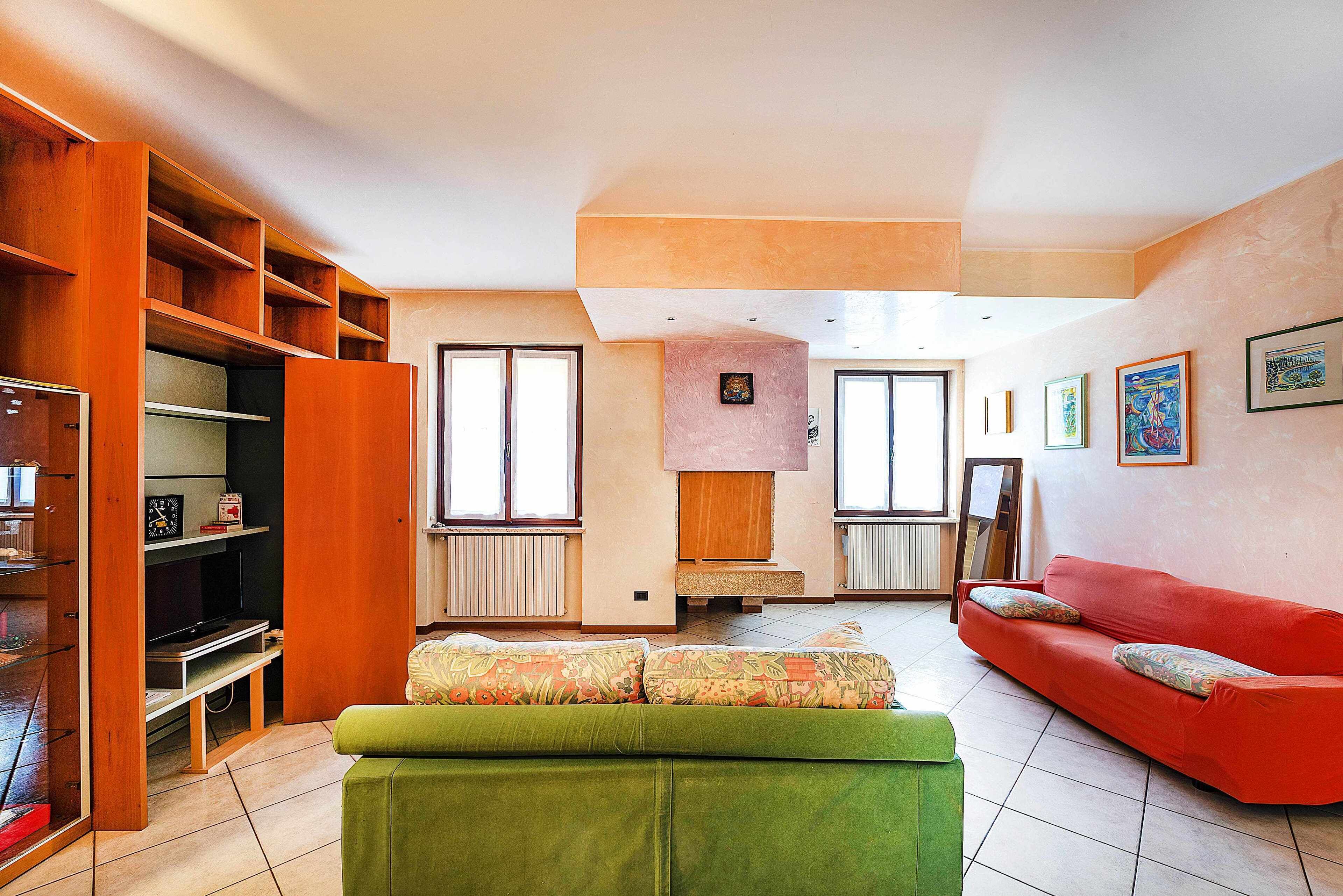 Fernseher, Kamin, DVD-Player, Bücher