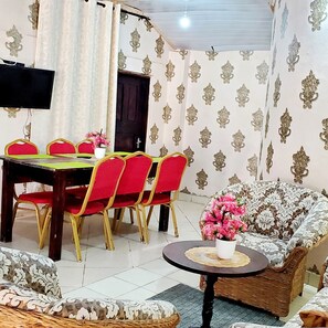 Dining - 3 Bed Villa - Sleeps 6 - Pool - Garden - Parking (Diani beach kenya)