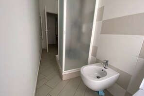Shower, hair dryer, bidet, towels - Garden Loft-City Center (Bologna)