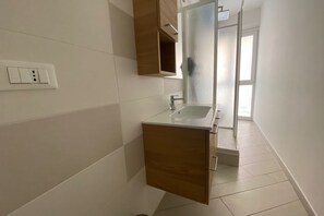 Regadera, secadora de cabello, bidet, toallas 