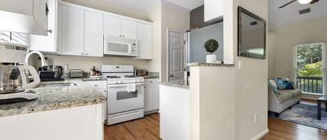 冷蔵庫、電子レンジ、オーブン、コンロ