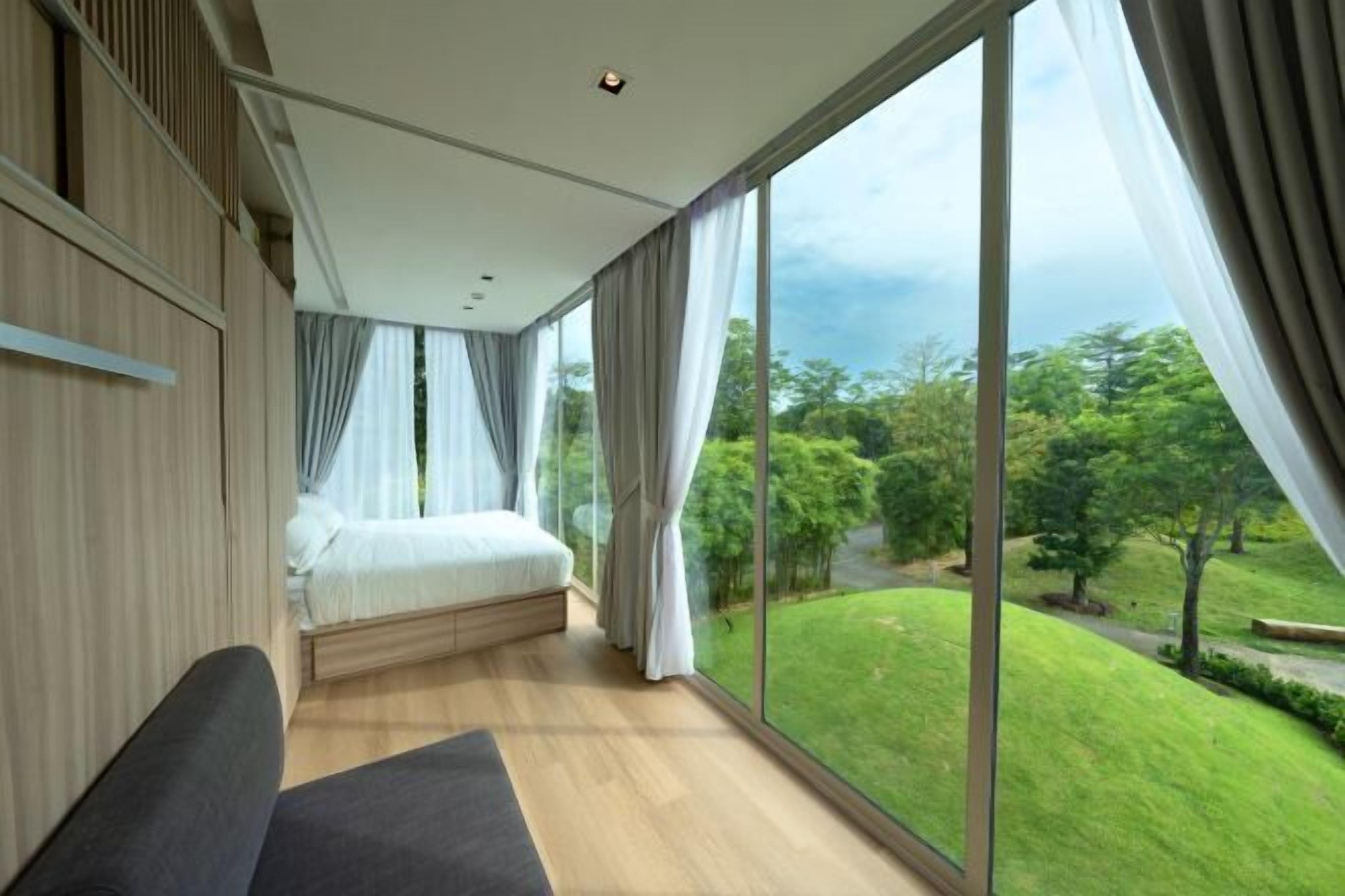 1 habitación, espacio para trabajar con laptop y cortinas blackout 