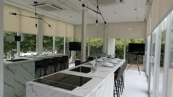 Duplex Suite @ Garden Pod | Cozinha privada | Frigobar, micro-ondas, cooktop, chaleira elétrica
