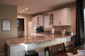 Kylskåp, mikrovågsugn, ugn och spishäll