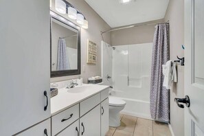 Bañera, secador de pelo y toallas
