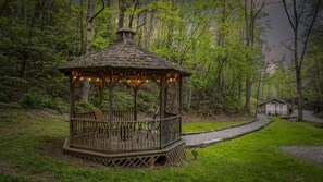 Property grounds - Lazy Bear Valley is a rustic cabin retreat just minutes from Gatlinburg! (Gatlinburg)