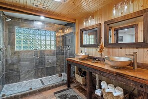 Combined shower/bathtub, hair dryer, towels - Lazy Bear Valley is a rustic cabin retreat just minutes from Gatlinburg! (Gatlinburg)