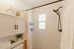 Shower, hair dryer, towels, soap - Boutique Largo Bungalow: Just mins to Gulf beaches! Beach gear provided! (Largo)