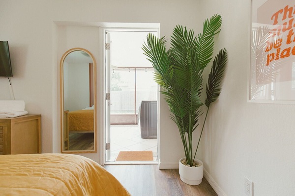 2 habitaciones, escritorio y tabla de planchar con plancha