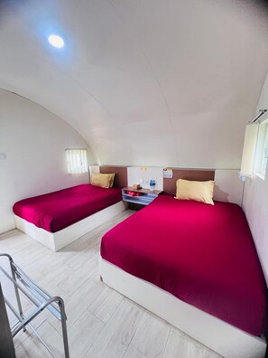 Desk, bed sheets - Depipo Homestay (Sukapura)