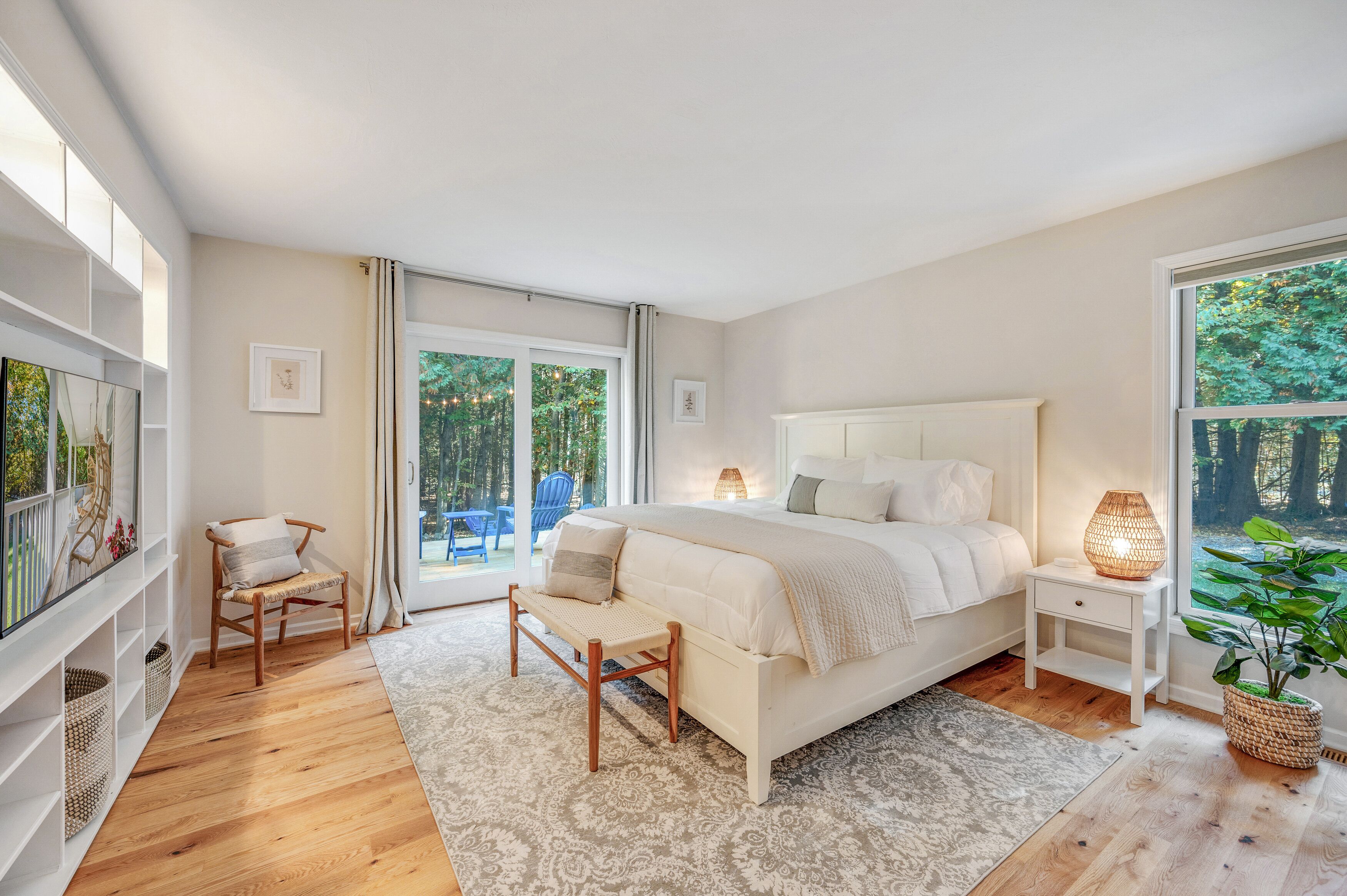 4 makuuhuonetta, työpöytä, silitysrauta/-lauta, vauvan matkasänky