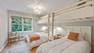 4 bedrooms, desk, iron/ironing board, travel crib