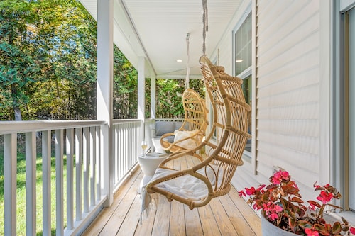 Hot Tub, Family Friendly + 2 King Beds, Game Room, Secluded -Close to SB & Beach