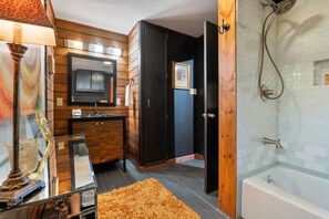 Combined shower/tub, hair dryer, towels - Hippie Pickle - Charming, eclectic home near everything in Wimberley + Hot tub! (Wimbereley)