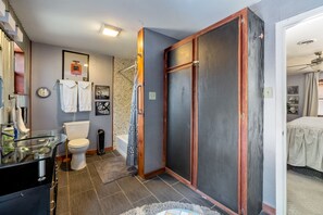 Combined shower/bathtub, hair dryer, towels