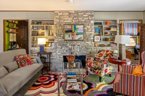 Smart TV, fireplace, books, offices - Hippie Pickle - Charming, eclectic home near everything in Wimberley + Hot tub! (Wimbereley)