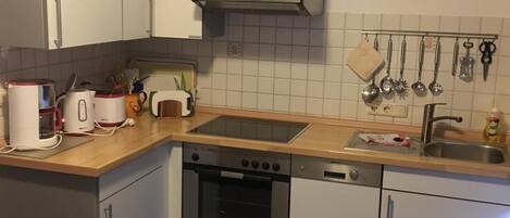 Een koelkast, een magnetron, een oven, een kookplaat