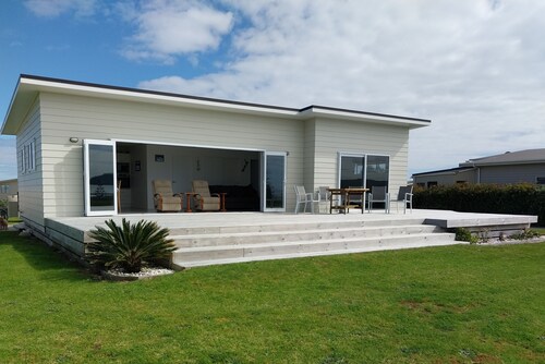 2 Bedroom Bach With Sea Views, a 5 minute walk to beach.