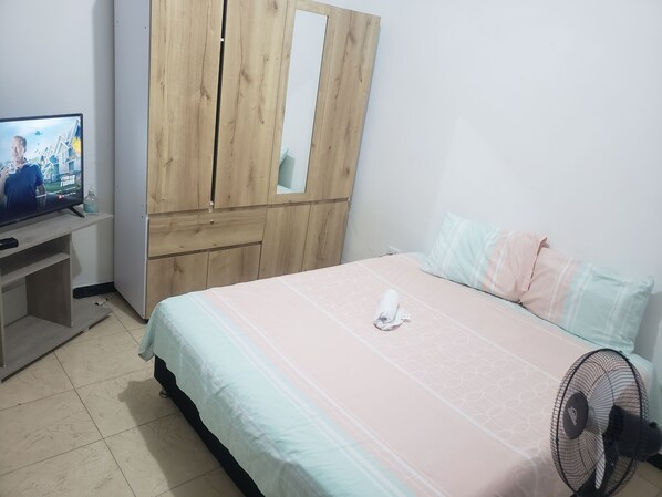 6 bedrooms, desk, iron/ironing board, free WiFi