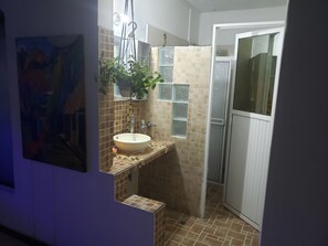 Dusj, håndklær, såpe og toalettpapir