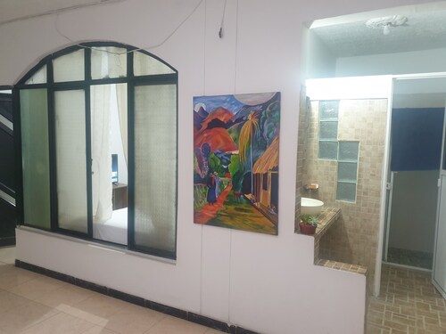 Habitación con ambientes familiares