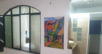 Habitación con ambientes familiares