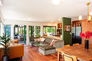 Smart TV, fireplace, video game console, Netflix - Reserve-front to two beaches with hot tub & fire (Bowentown)