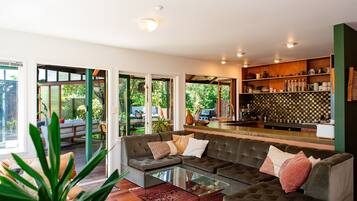 Smart TV, fireplace, video game console, Netflix