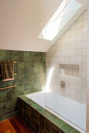 Ensemble douche/baignoire, articles de toilette écologiques