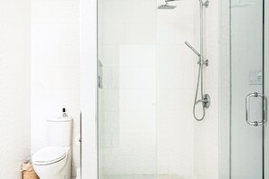 Een haardroger, handdoeken