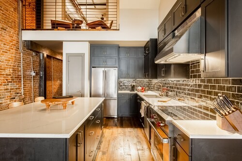 Charming 4 bedroom loft with wet bar, central AC & full kitchen